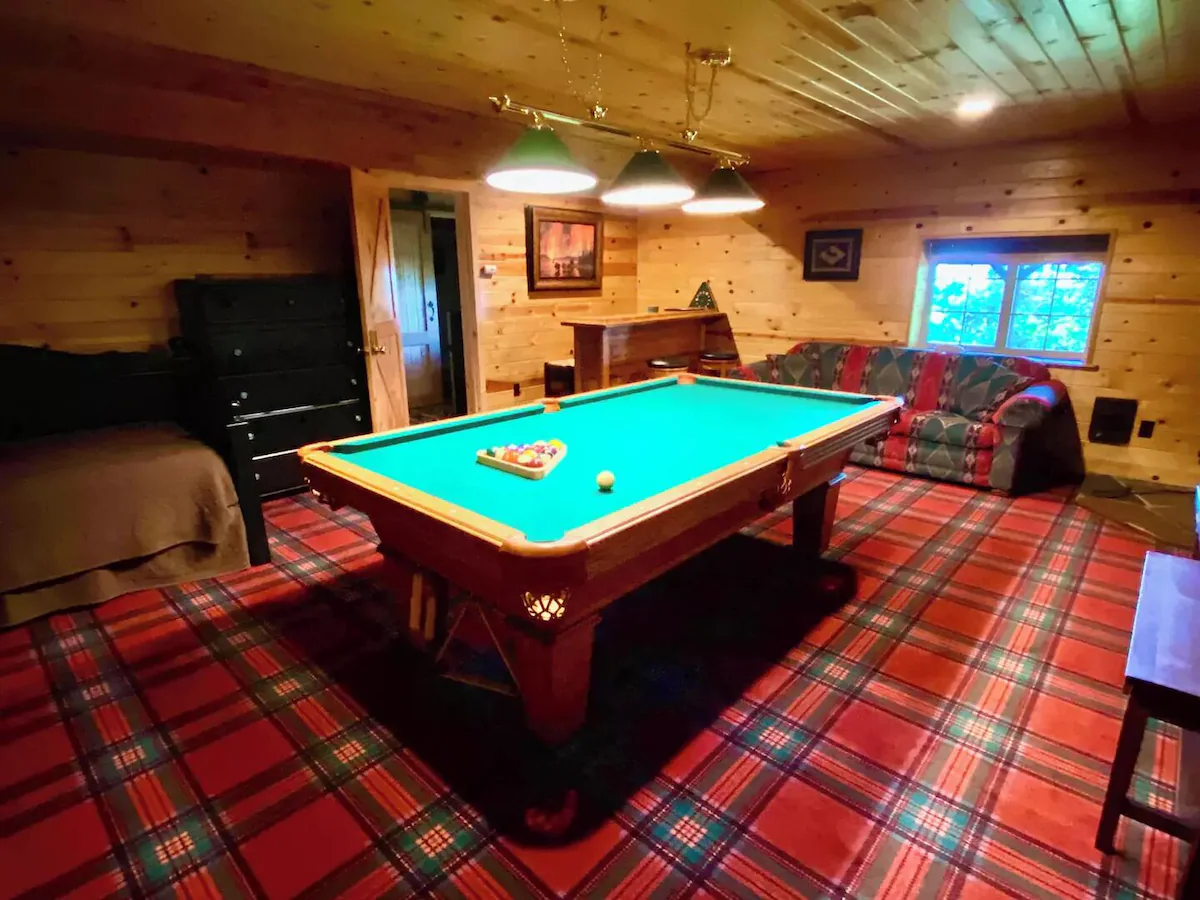 Game room & pool table